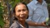 អ្នកស្រី ​អ៊ឹម ចែម ​អាយុ​៦៨ឆ្នាំ​ ថត​ជាមួយ​លោក ឆាំង យុ នៃ​មជ្ឈមណ្ឌល​ឯកសារ​កម្ពុជា​នៅ​ស្រុក​អន្លង់វែង​កាល​ពី​ថ្ងៃ​ទី១៣ ខែ​កុម្ភៈ​ ឆ្នាំ​២០១២។ អ្នកស្រី​រស់​នៅ​ក្នុង​ឃុំ​ត្រពាំងតាវ​ ស្រុក​អន្លង់វែង​ខេត្ត​ឧត្តរមានជ័យ ស្ថិត​ក្នុង​ចំណោម​ជន​សង្ស័យ​៣នាក់​ក្នុង​សំណុំ​រឿង​០០៤ ​ដែល​ពាក់​ព័ន្ធ​នឹង​បទចោទ​អំពី​ឧក្រិដ្ឋកម្ម​ជា​ច្រើន​ក្នុង​សម័យ​ខ្មែរក្រហម។ (រូប​ផ្តល់​ឲ្យ​ដោយ មជ្ឈមណ្ឌល​ឯកសារ​កម្ពុជា)
