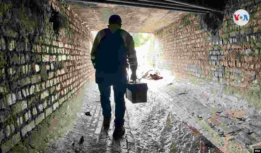 Recorre las alcantarillas, debajo de los puentes y todo lo que &#233;l llama la ciudad &quot;invisible y subterr&#225;nea&quot;.