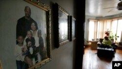 Dianne Green, pensiunan dan penyintas kanker, tinggal seorang diri di rumahnya di Chicago dan mengisi waktu luangnya dengan membuat kerajinan tangan, 24 Maret 2021, seorang diri.