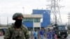 Militares mantienen custodiado el perímetro del centro de Privación de Libertad Zona 8 en Guayaquil, ciudad del país convertida en epicentro de la violencia de las bandas del crimen organizada y motines en cárceles que combate el Estado.