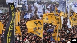 Para dokter melakukan unjuk rasa menentang kebijakan medis pemerintah di Seoul, Korea Selatan, Minggu, 3 Maret 2024. (Foto: AP)