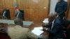 Fidèle Balabala, à droite, secrétaire général adjoint du Mouvement pour la libération du Congo (MLC) signe le document de mise en œuvre de l’accord politique au parlement, à Kinshasa, RDC, 28 avril 2017. (Crédit Jeanric Umande). 