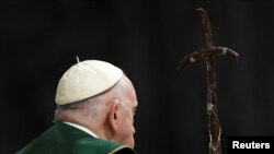 El papa Francisco asiste a la misa del día Mundial de los Abuelos y los Ancianos en la Basílica de San Pedro, en el Vaticano, el 23 de julio de 2023. 
