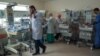 Médicos palestinos atienden a bebés prematuros evacuados del Hospital de Al Shifa, en la Ciudad de Gaza, en Rafah, en el sur de la Franja de Gaza, en espera de ser trasladados a Egipto, el 19 de noviembre de 2023.