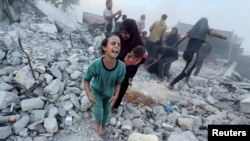 Palestinci reaguju, nakon izraelskog udara u blizini škole pod kontrolom UN-a u kojoj su smješteni raseljeni ljudi, usred sukoba između Izraela i Hamasa, u Khan Younisu, južni pojas Gaze, na ovoj fotografiji preuzetoj sa video snimka, 3. jula 2024.