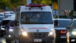Una ambulancia transporta al presidente Jair Bolsonaro al hospital de las Fuerzas Armadas, desde donde fue trasladado en un avión militar a Brasilia, para ser sometido a una cirugía, el 14 de julio de 2021.