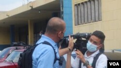 Agente policial de civil arremete contra camarógrafo de noticiero de Telecorporación Salvadoreña (TCS) fuera de perímetro de seguridad establecido durante cobertura en escena de crimen en San Salvador.. (Foto cortesía Diario El Mundo)