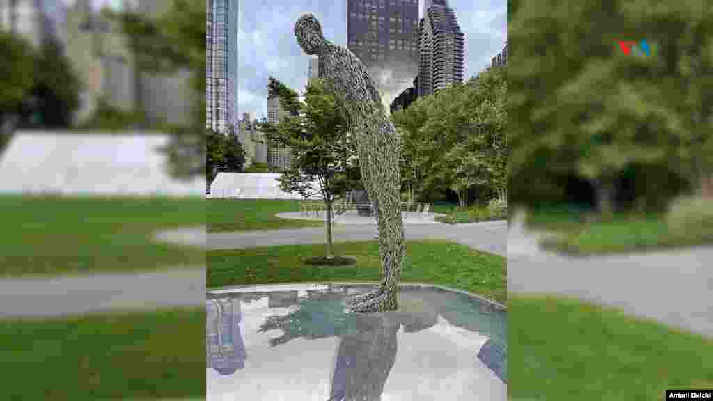 &quot;Consciousness&quot;: Ts Elbegdorj, ex presidente de Mongolia, presentó a la ONU un regalo del Gobierno de Mongolia a las Naciones Unidas: una escultura titulada &quot;Consciousness&quot;, del artista mongol Ochirbold Ayurzana, en la sede de la ONU en la ciudad de Nueva York. &nbsp;
