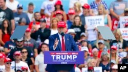 El expresidente Donald Trump durante un acto de campaña, el martes 18 de junio de 2024, en Racine, Wisconsin.