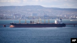 Sebuah kapal tanker minyak ditambatkan di kompleks Sheskharis, bagian dari Chernomortransneft JSC, anak perusahaan Transneft PJSC, di Novorossiysk, Rusia, 11 Oktober 2022. (Foto: AP)