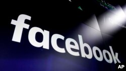 Archivo - 29 de marzo de 2018 - Logo de Facebook en el Nasdaq MarketSite en Times Square, Nueva York.