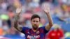 Leo Messi saluda a la afición culé durante un encuentro entre el FC Barcelona y el Arsenal durante el Trofeo Joan Gamper, el 4 de agosto de 2019.