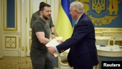 El presidente de Ucrania, Volodymyr Zelenskiy, da la bienvenida al senador estadounidense Lindsey Graham antes de su reunión, en medio del ataque de Rusia a Ucrania, en Kiev, Ucrania, el 26 de mayo de 2023.