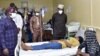 Kwamishinan Lafiya na jihar Ekiti, (dama) Oyebanji Filani lokacin da yake kai wa daliban ziyara a asibiti (Twitter/ Ekiti Ministry of Health)