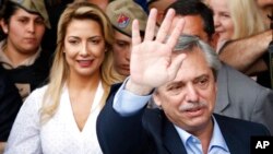 Alberto Fernández, candidatos presidenciales para la coalición "Frente para Todos", saluda después de votar en Buenos Aires, Argentina. Octubre 27, 2019. AP Foto/Natacha Pisarenko