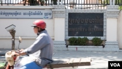 រូបភាព​ឯកសារ៖ ក្រសួង​មហាផ្ទៃ​ នៅតាម​បណ្តោយ​មហាវិថី​នរោត្តម​ ក្នុង​រាជធានី​ភ្នំពេញ​ កាលពី​ថ្ងៃទី​២៤ ខែ​មករា ឆ្នាំ​២០១៧។ (VOA)