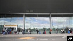Los pasajeros mantienen la distancia social al llegar al aeropuerto El Dorado, en Bogotá, capital de Colombia, en septiembre de 2020 mientras avanzaba la pandemia de COVID-19.