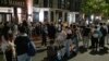 En esta imagen tomada de un video, manifestantes que protestan por la guerra entre Israel y Hamás se encuentran cerca del campus de la Universidad George Washington, en Washington, D.C. el miércoles 8 de mayo de 2024.