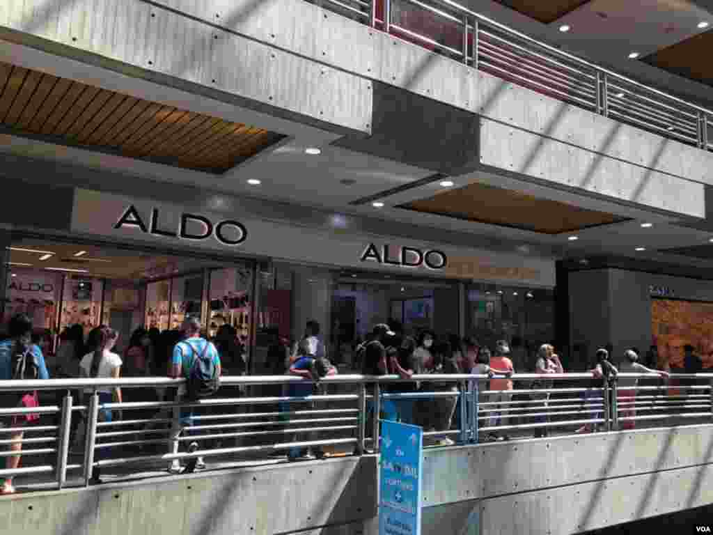 Quienes decidieron aprovechar el adelanto de la fecha hicieron filas desde temprano para esperar que abrieran las tiendas. As&#237; se vio en el centro comercial el Sambil, hacia el este de Caracas. Foro: Fabiana Rond&#243;n - VOA.