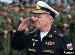 ARCHIVO: El comandante de la flota rusa del Mar Negro, el vicealmirante Viktor Sokolov, saluda durante una ceremonia de despedida de los reservistas reclutados durante la movilización parcial, en Sebastopol, Crimea, el 27 de septiembre de 2022.