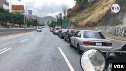 Vehículos haciendo filas de kilómetros se registraron este lunes 1 de junio de 2020 en Venezuela para surtir combustible, tras el aumento decretado por el gobierno en disputa a 0.5 dólares el litro de gasolina. [Foto: Álvaro Algarra,VOA]