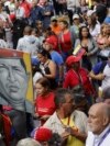 Partidarios del gobierno sostienen una pintura del fallecido presidente venezolano Hugo Chávez, durante un evento que marca el aniversario del golpe de 1958, en Caracas, Venezuela, el martes 23 de enero de 2024. (Foto AP/Jesús Vargas)