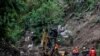 Rescatistas en el sitio donde siete personas desaparecieron después de un deslizamiento de tierra causado por lluvias torrenciales en Santo Tomás, El Salvador, el 4 de junio de 2020.