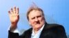 Gérard Depardieu saluda a su llegada durante un evento de alfombra roja para la película "Novecento-Atto Primo" en el 74° Festival de Cine de Venecia en Venecia, Italia, Italia, el 5 de septiembre de 2017. 
