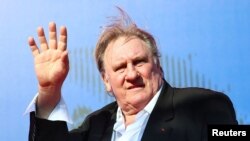 Gérard Depardieu saluda a su llegada durante un evento de alfombra roja para la película "Novecento-Atto Primo" en el 74° Festival de Cine de Venecia en Venecia, Italia, Italia, el 5 de septiembre de 2017. 