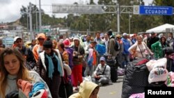 Ciudadanos venezolanos y otros migrantes esperan en el puente Rumichaca, en la frontera entre Ecuador y Colombia. 24 de agosto de 2019.