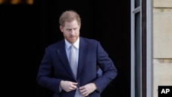 El príncipe Harry de Gran Bretaña llega a los jardines del Palacio de Buckingham en Londres, el 16 de enero de 2020.