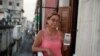 Raisa González muestra una foto de su hijo Angelo Troya González, un artista sancionado tras las protestas, en La Habana, Cuba, el 20 de julio de 2021. 