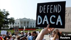 El gobierno buscaba anular el dictamen de un tribunal inferior que requiere que el gobierno continúe aceptando solicitudes de renovación de DACA. 