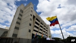 ARCHIVO - Una bandera venezolana ondea afuera de la Corte Suprema en Caracas, Venezuela, el 22 de enero de 2021.