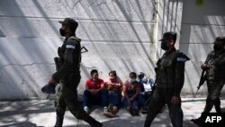 Familiares de desaparecidos en Tamaulipas, en México, permanecen fuera de la Secretaría de Relaciones Exteriores en Guatemala el 25 de enero de 2021, luego de dar detalles de sus familiares.