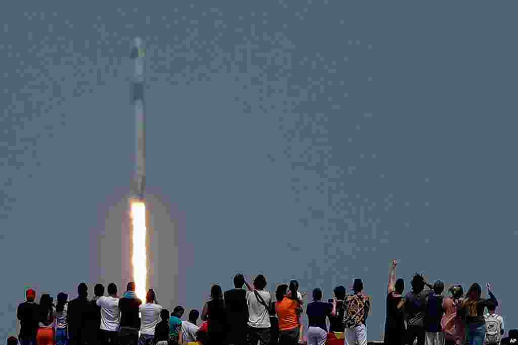 El primer intento de lanzamiento programado para el mi&#233;rcoles pasado fue pospuesto debido a la tormenta en las cercan&#237;as del Centro Espacial Kennedy.