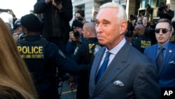 Roger Stone, ex asesor de la campaña de Donald Trump sale de una corte federal donde el jueves será sentenciado hasta a siete años de prisión. Trump llama el caso parte de la "cacería de brujas" en contra suya y de sus aliados. Foto AP