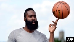 Le basketteur de la NBA, James Harden, lors d'une conférence de presse à Paris, le 20 août 2016.