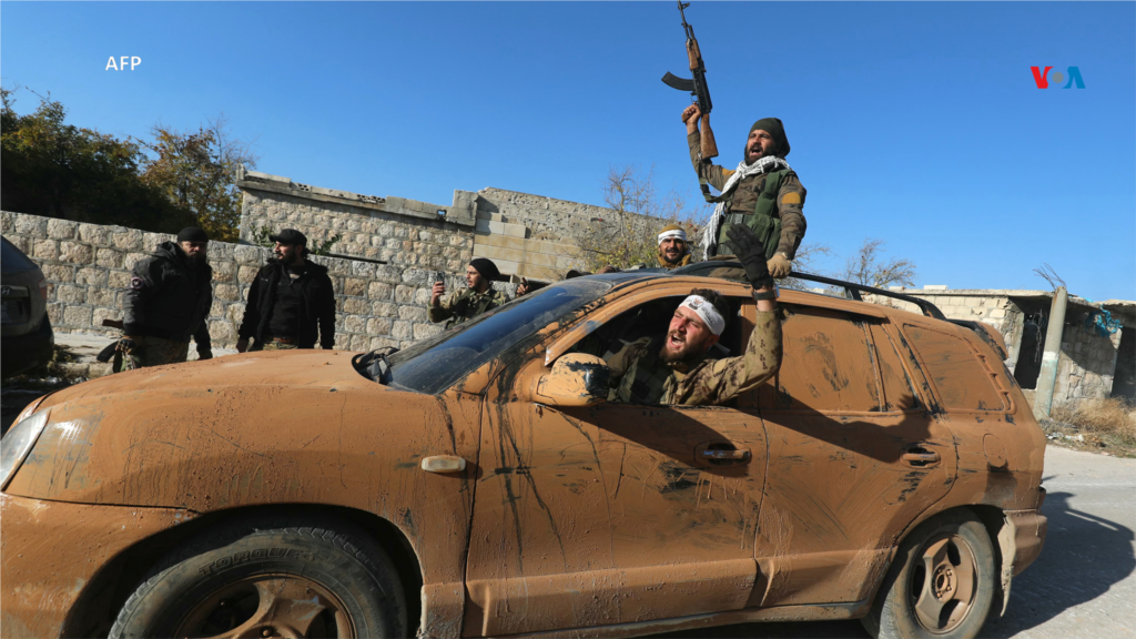 Combatientes antigubernamentales celebran en una calle de Maaret al-Numan, en la provincia de Idlib, al noroeste de Siria.