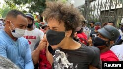 Policías en ropas de civil detienen a un manifestante contra el gobierno en La Habana, Cuba, el 11 de julio de 2021.