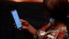Une femme son téléphone à Abuja, au Nigéria, le 21 septembre 2020. (REUTERS / Afolabi Sotunde)