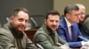 El presidente ucraniano Volodymyr Zelenskyy, en el centro, participa en una reunión con funcionarios canadienses en Ottawa, el 22 de septiembre de 2023. 