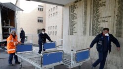 ARCHIVO - En esta foto del viernes 21 de febrero de 2020, personal carga camas nuevas dentro de un hospital de Codogno, cerca de Lodi, en el norte de Italia.