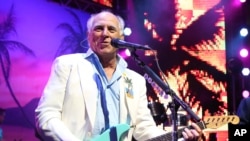 ARCHIVO - En esta fotografía de archivo del 9 de junio de 2015, Jimmy Buffett actúa en la fiesta posterior al estreno de "Jurassic World" en Los Ángeles.