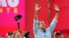El presidente Nicolás Maduro levanta los brazos durante el mitin de cierre de su campaña electoral en Caracas, Venezuela, el 25 de julio de 2024. 