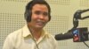  លោក អ៊ូច ឡេង អ្នក​ឃ្លាំ​មើល​បញ្ហា​ធនធាន​ធម្មជាតិ​និង​បរិស្ថាន​ក្នុង​ប្រទេស​កម្ពុជា ចូល​រួម​ជា​វាគ្មិន​ពិភាក្សា​អំពី​ផល​ប៉ះពាល់​នៃ​ការ​ហិនហោច​នៃ​ព្រៃ​ឈើ​នៅ​ក្នុង​ប្រទេស​កម្ពុជា នៅ​ក្នុង​កម្មវិធី​ហេឡូវីអូអេ​ពិសេស​មួយ​កាល​ពី​ថ្ងៃ​អង្គារ​ទី​១០ ខែ​កុម្ភៈ ឆ្នាំ​២០១៥។ (លឹម សុធី/VOA)