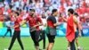 Aficionados invaden el campo durante el partido entre Argentina y Marruecos en París