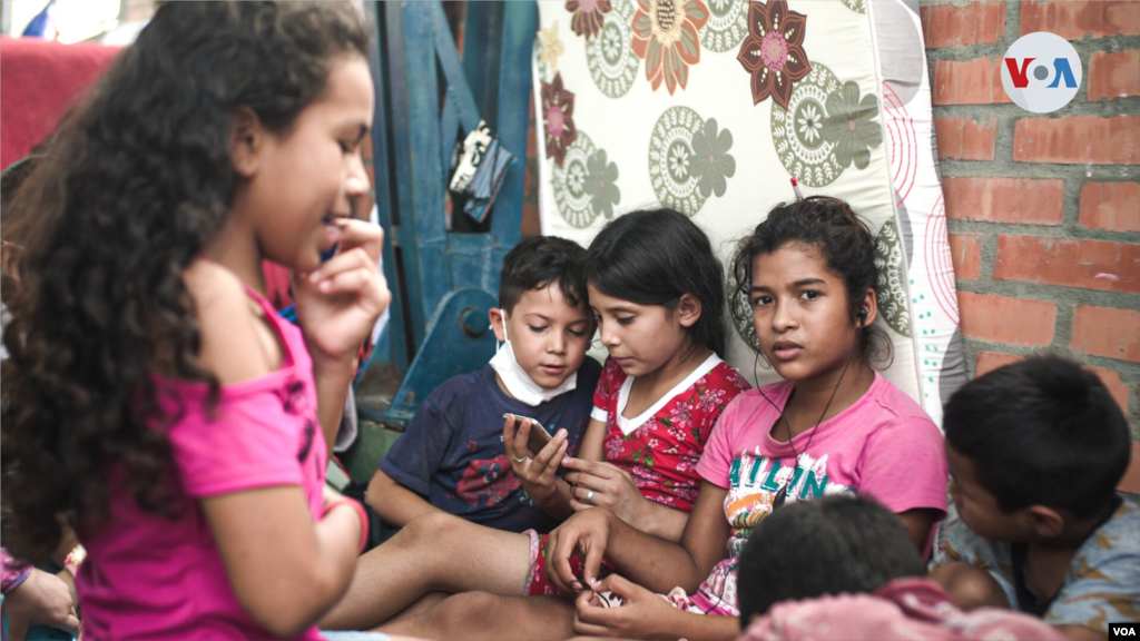 Decenas de ni&#241;os y ni&#241;as venezolanos se albergan en los cerca de 20 refugios habilitados para migrantes en el Departamento de Arauca, en Colombia, tras registrarse enfrentamientos armados en sus territorios.