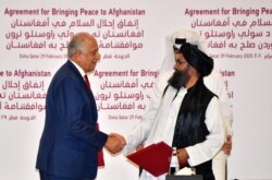 (De izquierda a derecha) El Representante Especial de Estados Unidos para la Reconciliación de Afganistán, Zalmay Khalilzad, y el cofundador talibán, Mullah Abdul Ghani Baradar, se dan la mano después de firmar un acuerdo de paz durante una ceremonia en la capital de catar, Doha, el 29 de febrero de 2020.