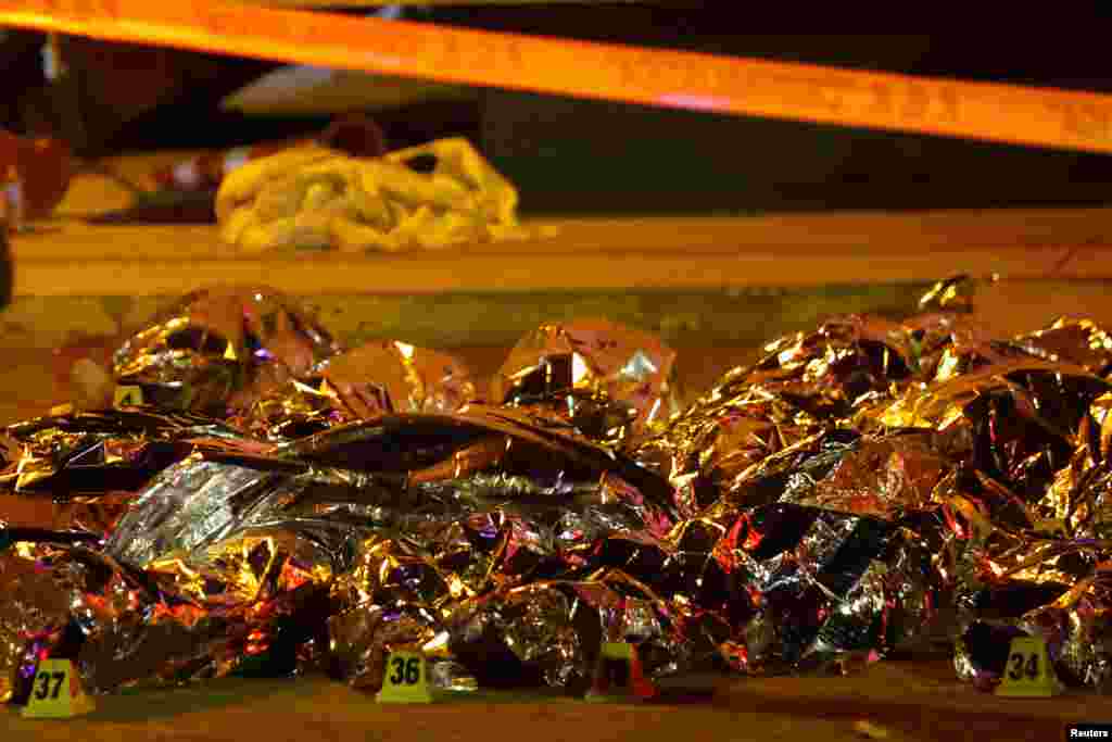 Las imágenes de la escena mostraban filas de cuerpos tendidos bajo sábanas plateadas relucientes fuera de las instalaciones, en Ciudad Juárez, frente a El Paso, Texas.&nbsp;